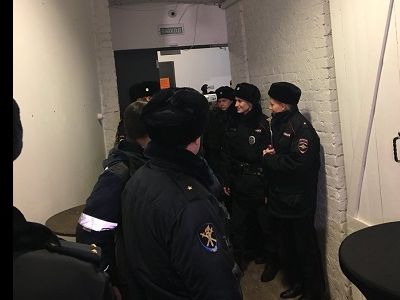 Полицейские на конференции "Открытой России". Фото: Полина Немировская. Полицейские на конференции "Открытой России". Фото: Полина Немировская.