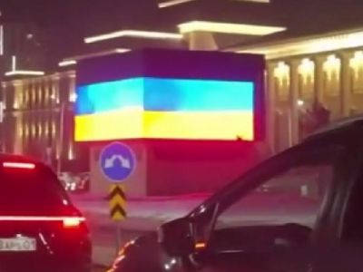 Флаг Украины на LED-экране в Астане во время визита президента России Владимира Путина. Кадр из видео, распространенном в соцсетях Флаг Украины на LED-экране в Астане во время визита президента России Владимира Путина. Кадр из видео, распространенном в соцсетях