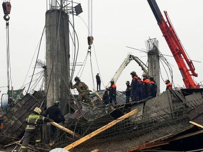 Обрушение строящегося ангара. Фото: МЧС